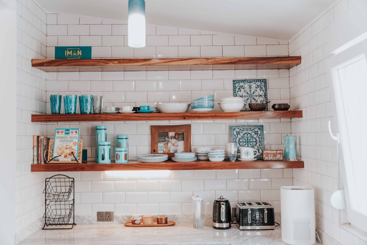Vale a Pena Usar Prateleiras Abertas na Cozinha? Vantagens, Cuidados e Quando Funciona Vale a Pena Usar Prateleiras Abertas na Cozinha? Vantagens, Cuidados e Quando Funciona