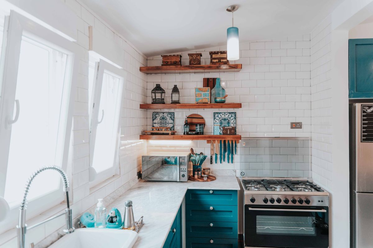 Vale a Pena Usar Prateleiras Abertas na Cozinha? Vantagens, Cuidados e Quando Funciona Vale a Pena Usar Prateleiras Abertas na Cozinha? Vantagens, Cuidados e Quando Funciona