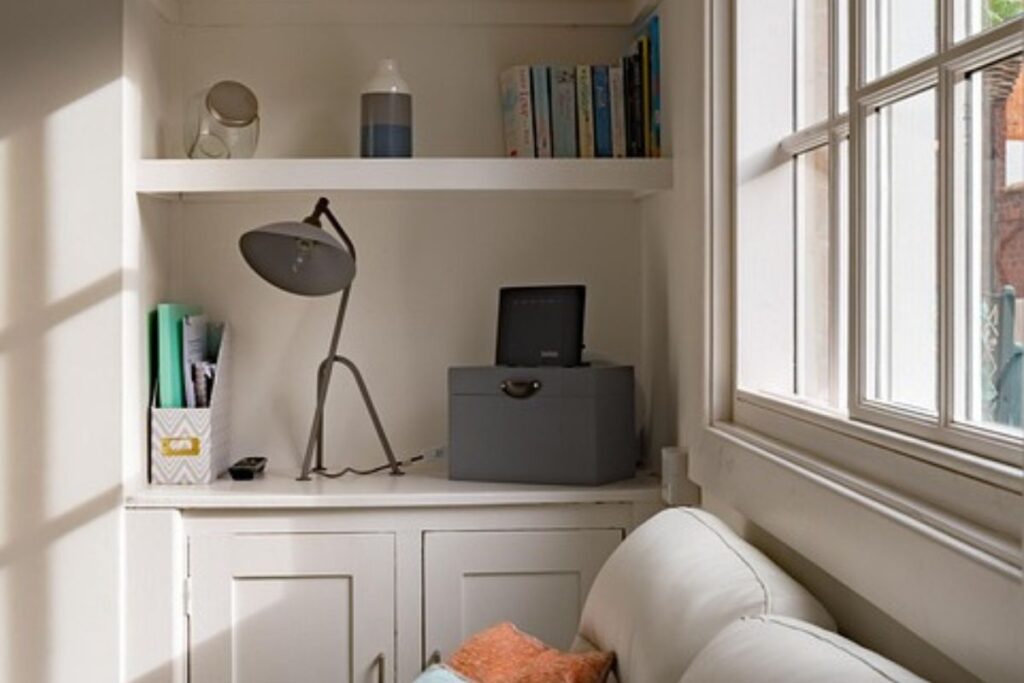 Como Aproveitar Espaço Vertical na Sala Pequena e Ganhar Mais Área Útil como aproveitar espaço vertical na sala pequena