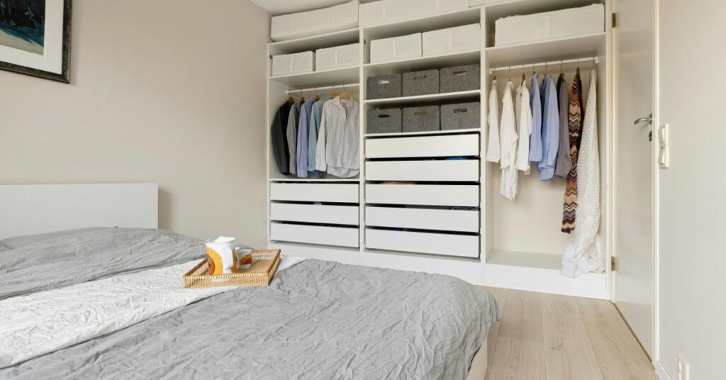 Como Tirar Cheiro de Mofo do Guarda-Roupa: Métodos Eficazes Para Eliminar o Mau Cheiro