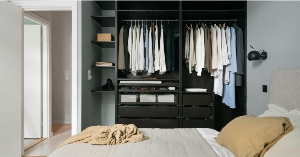 como tirar cheiro de mofo do guarda-roupa
