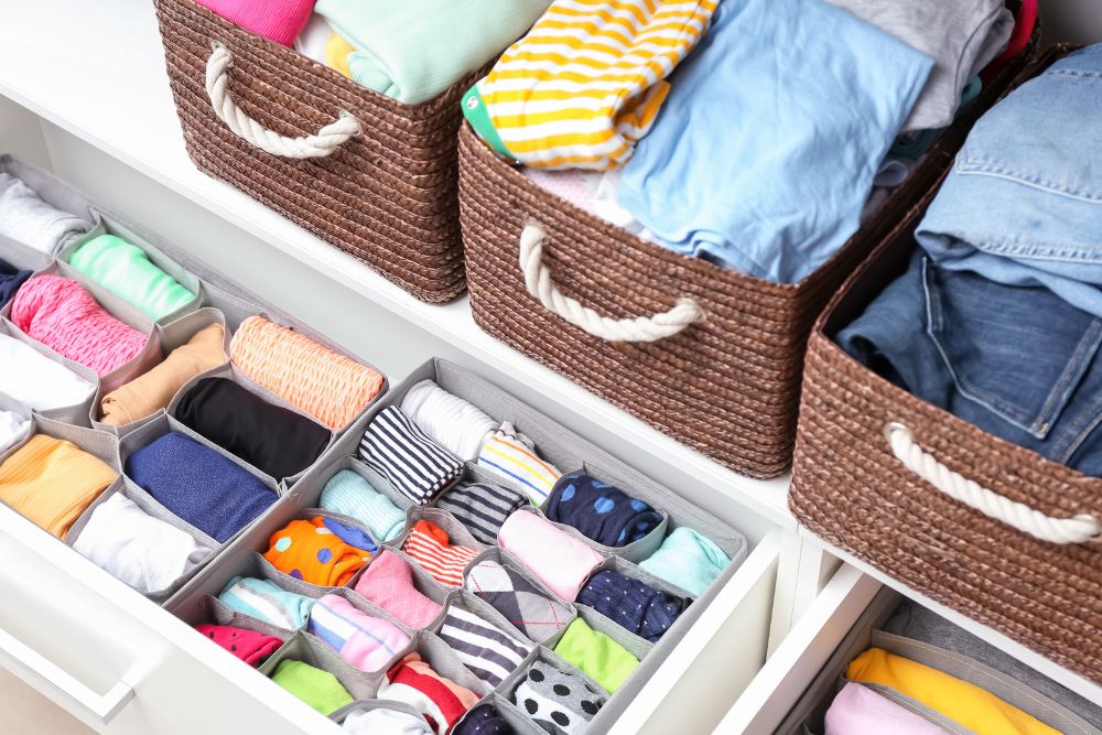 Como Organizar um Guarda-Roupa Pequeno e Aproveitar Cada Espaço guarda-roupa pequeno