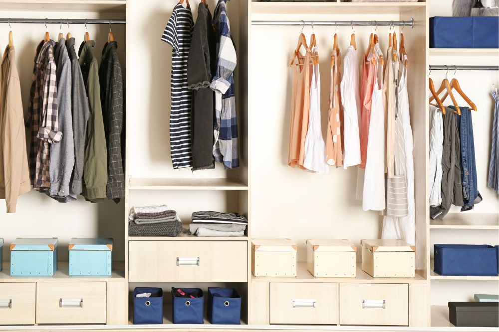 Como Organizar um Guarda-Roupa Pequeno e Aproveitar Cada Espaço guarda-roupa pequeno